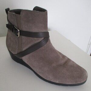 Bass "Monique" Womens Tan Suede Leather Side Zip 1.25" Wedge Ankle Boot-Size 10M